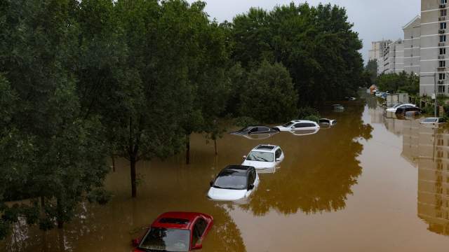 Число жертв наводнения в Пекине выросло до 33 человек