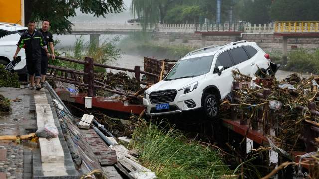 Число жертв наводнения в Пекине выросло до 33 человек