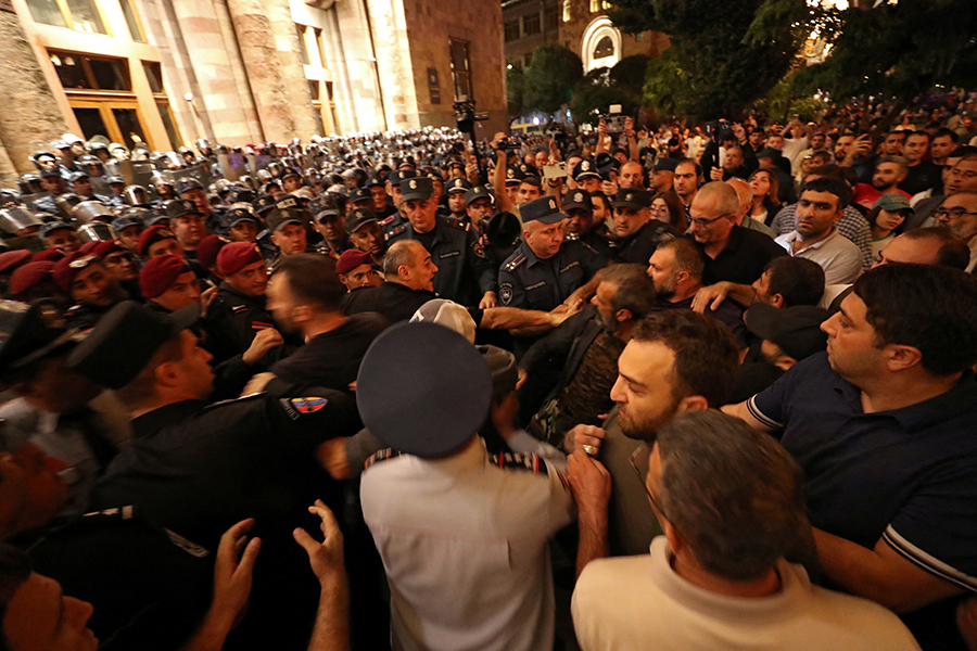 В Ереване полиция задержала участников протестов из-за Карабаха