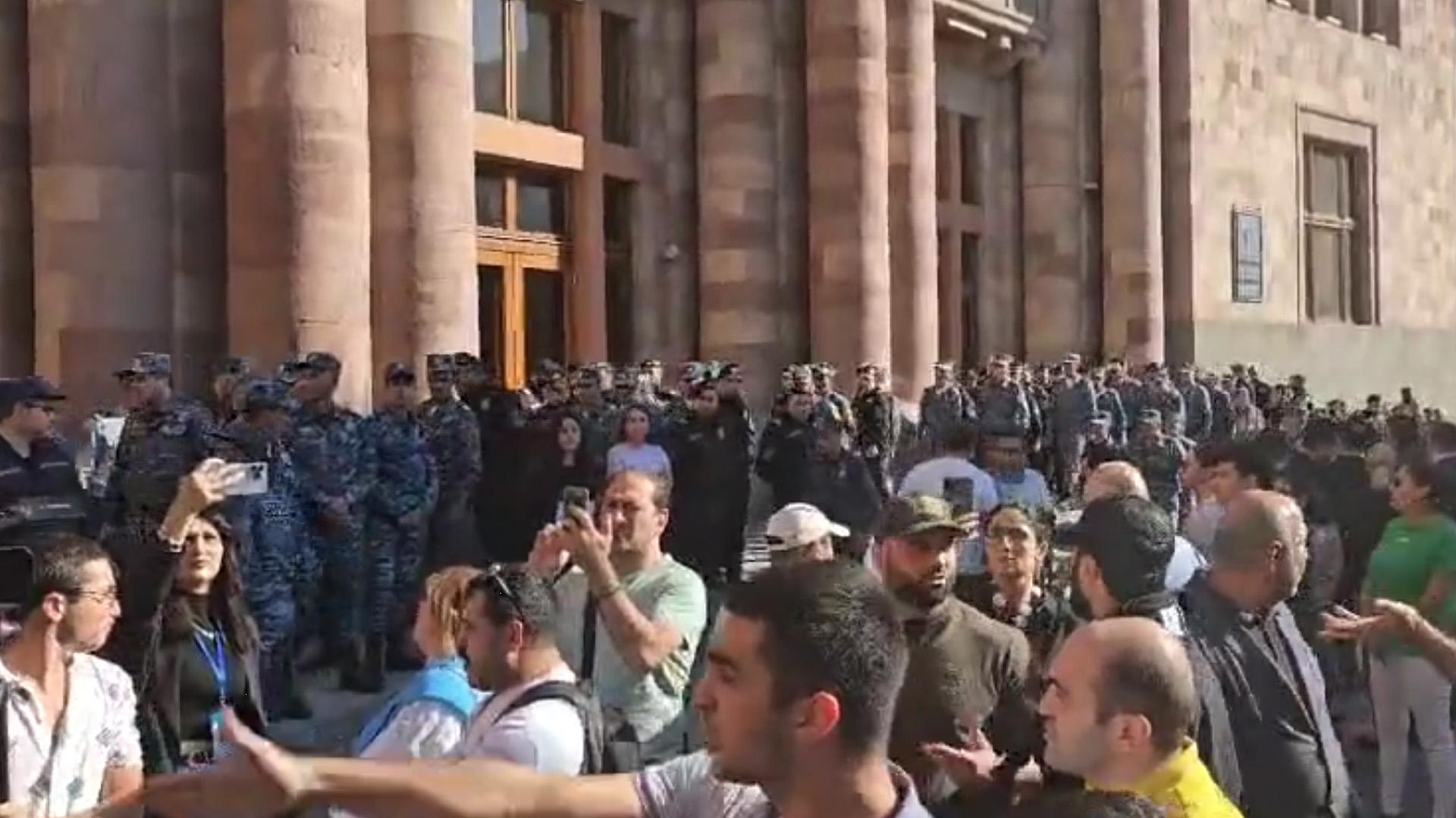 Протестующие вышли в Ереване после начала операции Азербайджана. Видео