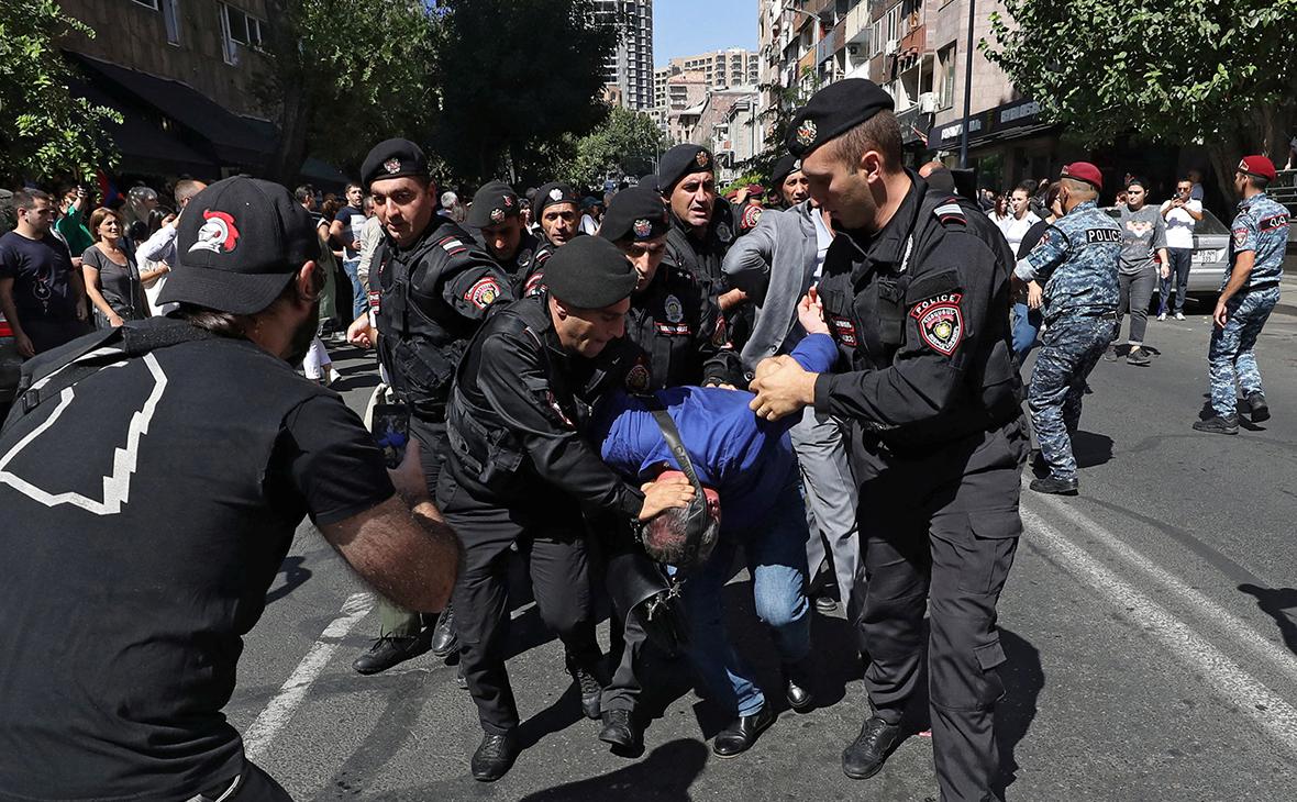 Полиция задержала более 20 человек на акциях протеста в Армении