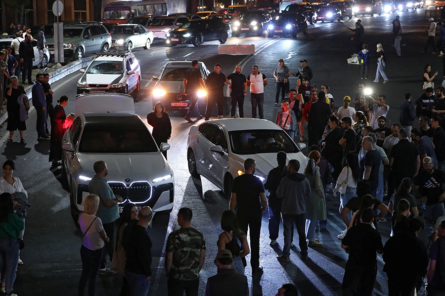 В Ереване полиция задержала участников протестов из-за Карабаха