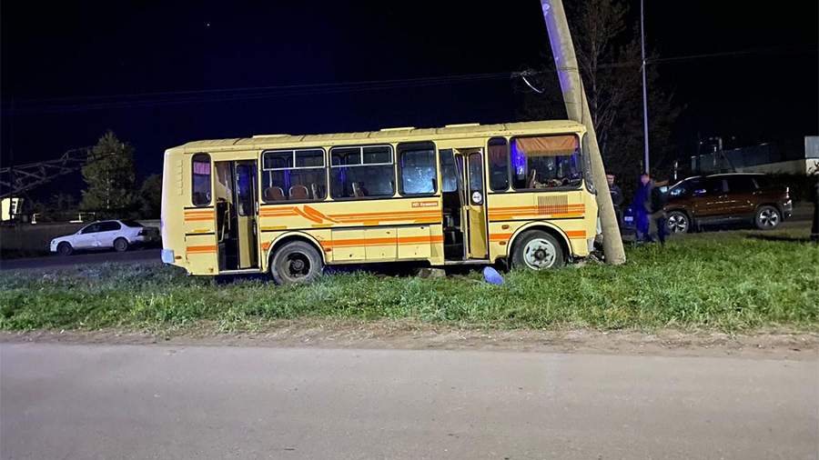 Автобус врезался в опору линии электропередач в Иркутске