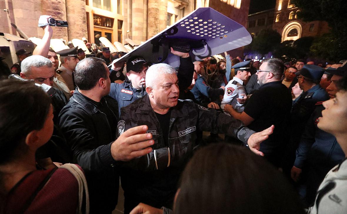 В Ереване полиция задержала участников протестов из-за Карабаха