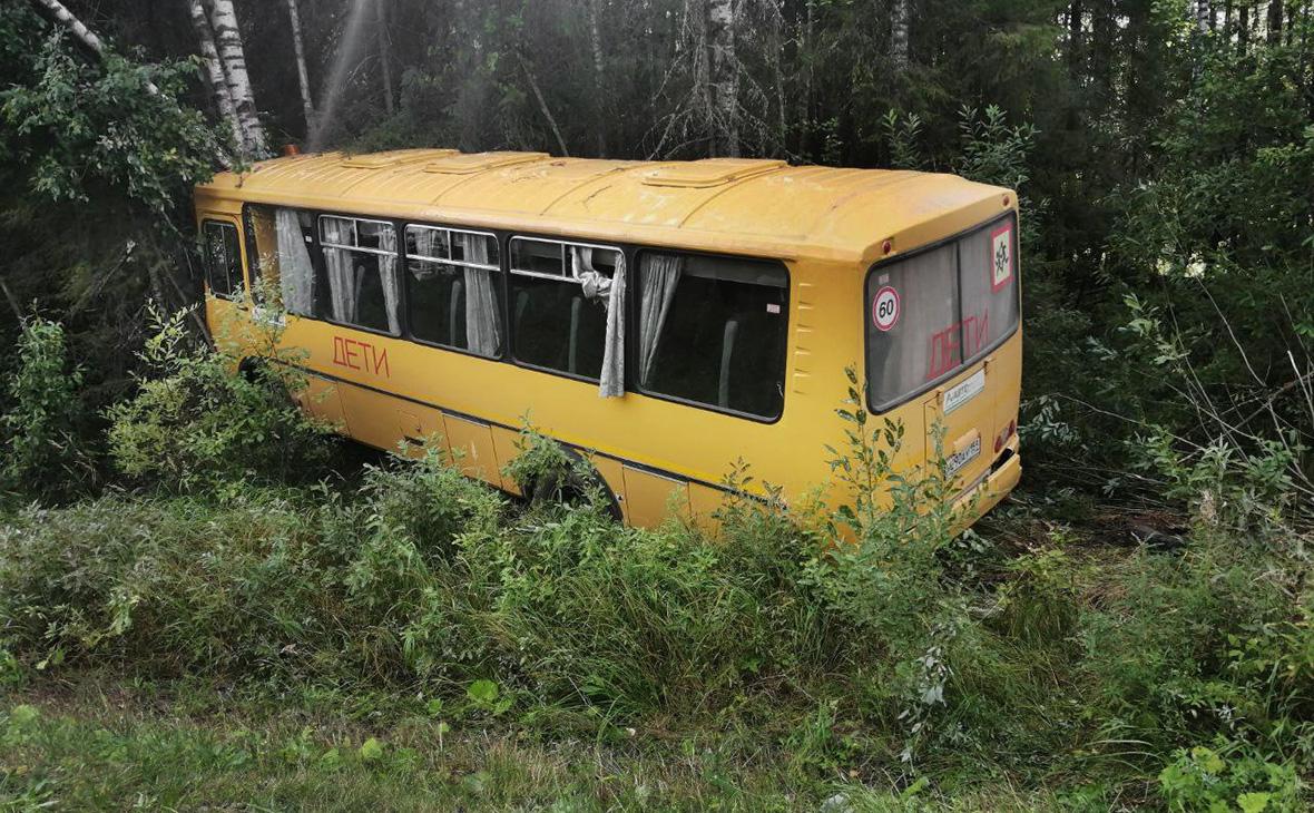 Автобус с 30 детьми съехал в кювет и опрокинулся в Подмосковье