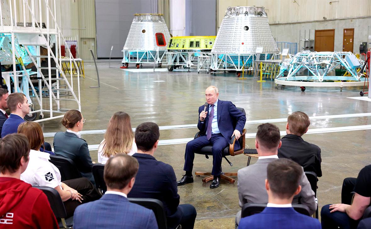 Путин заявил, что власти &laquo;упустили&raquo; тему зарплат в космической отрасли