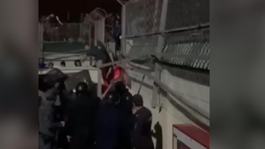 Более 200 человек задержали после беспорядков в аэропорту Махачкалы