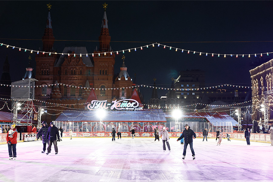 На Красной площади у ГУМа открыли каток