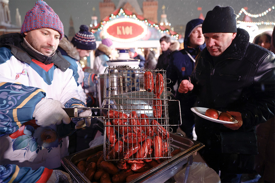 На Красной площади у ГУМа открыли каток