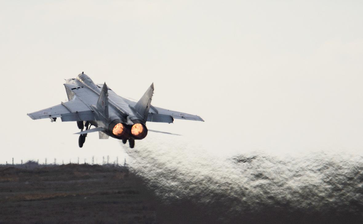 Минобороны показало полеты бомбардировщиков и ракетоносцев над 3 морями