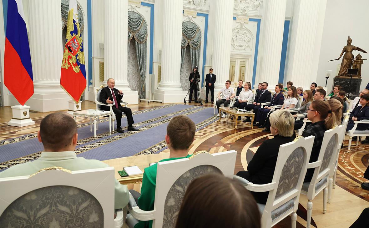 Путин заявил, что большая часть россиян живет от зарплаты до зарплаты