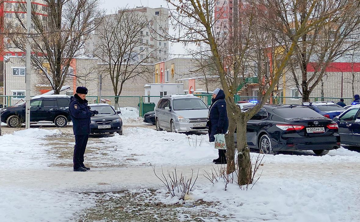 Охранница из брянской школы объяснила, почему не заметила ружье у ученицы