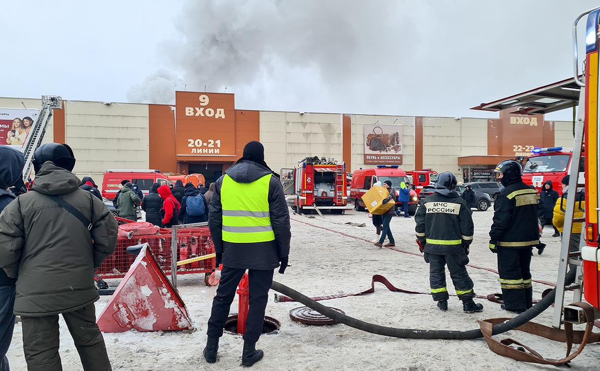 В Петербурге загорелся ангар и взорвались баллоны