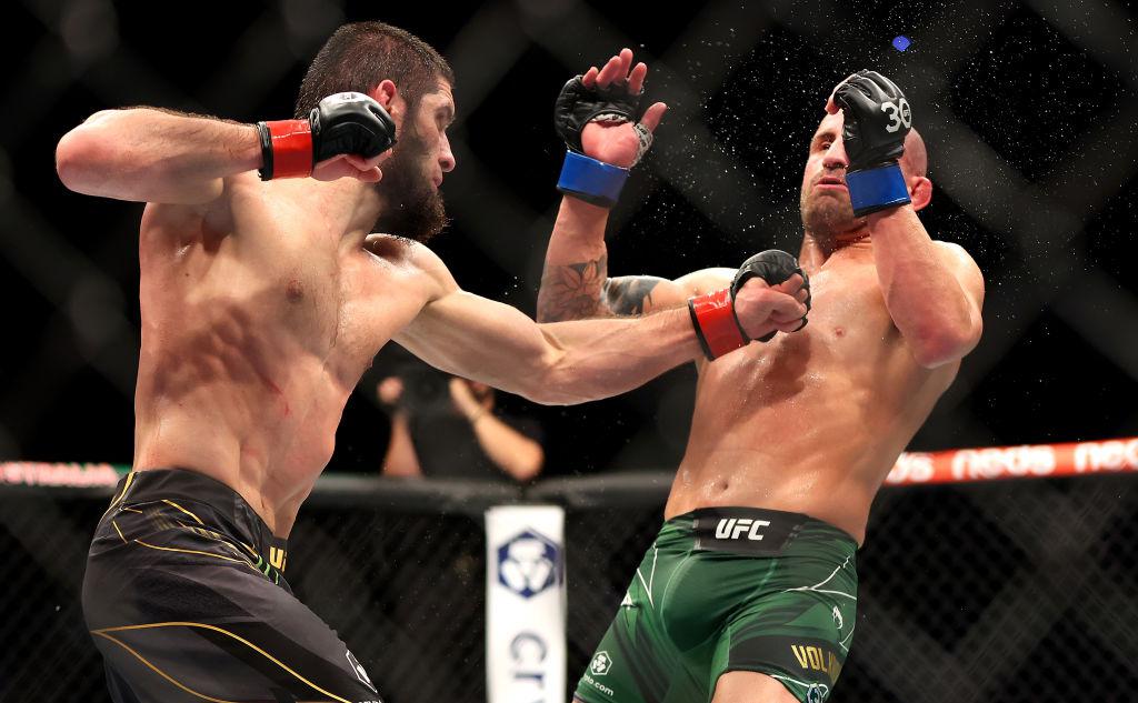 Эдвардс победил Ковингтона и защитил титул UFC в полусреднем весе