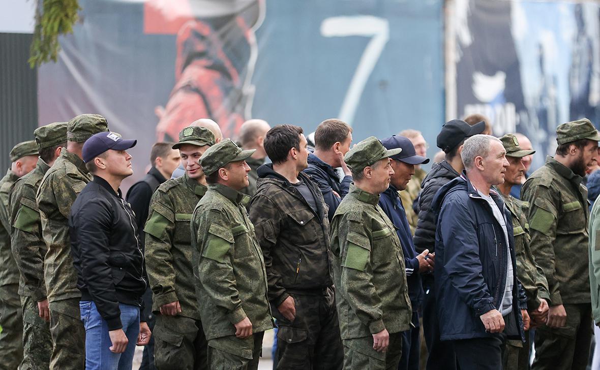 Медведев назвал число принятых на службу по контракту с начала года
