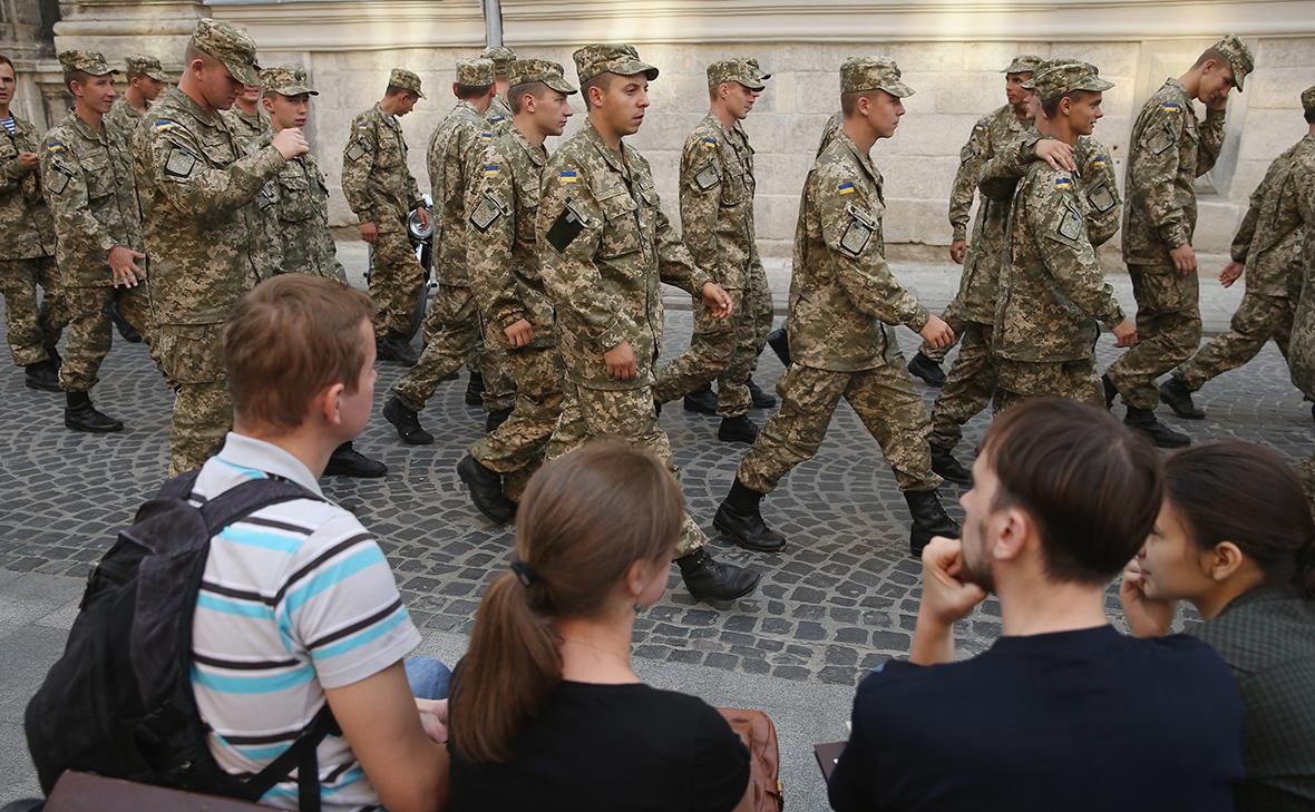 Военкоматы во Львове начали предлагать прохожим заключить контракт с ВСУ